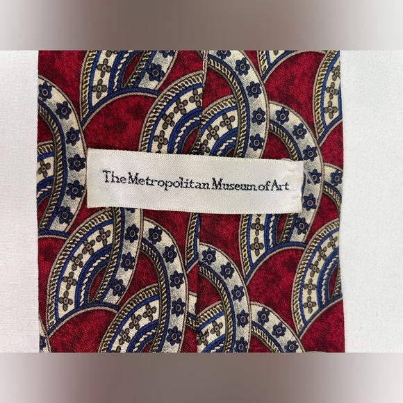 Metropolitan Museum of Art Tie 100% Silk Geometric Red 60” x 4” - Picture 4 of 8